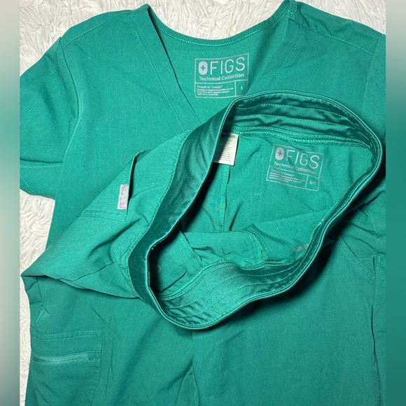 Hunter green figs set💚🍀 - Picture 1 of 3